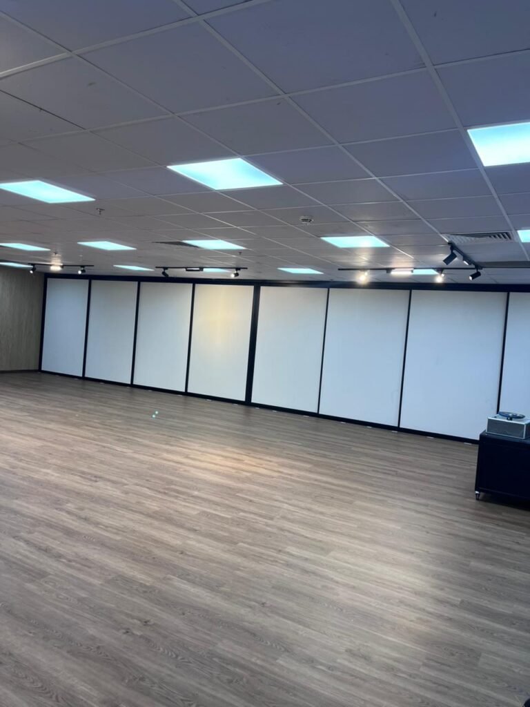 ديكورات مكاتب تنفيذية بفينوليك HPL في الدمام.