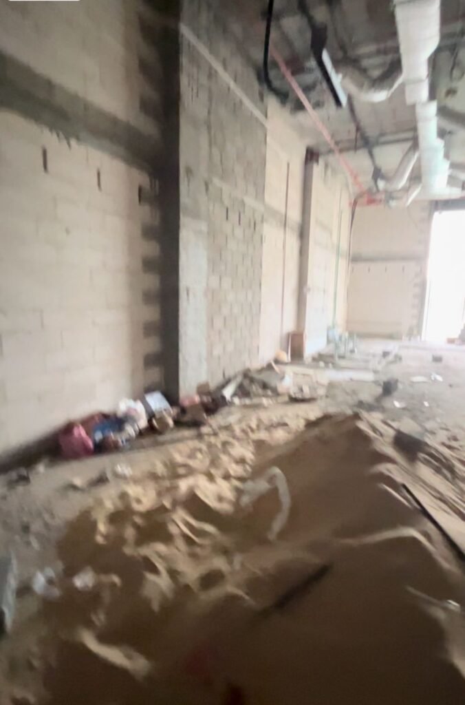 عملية هدم وتكسير احترافي لمبنى قديم في الخبر.