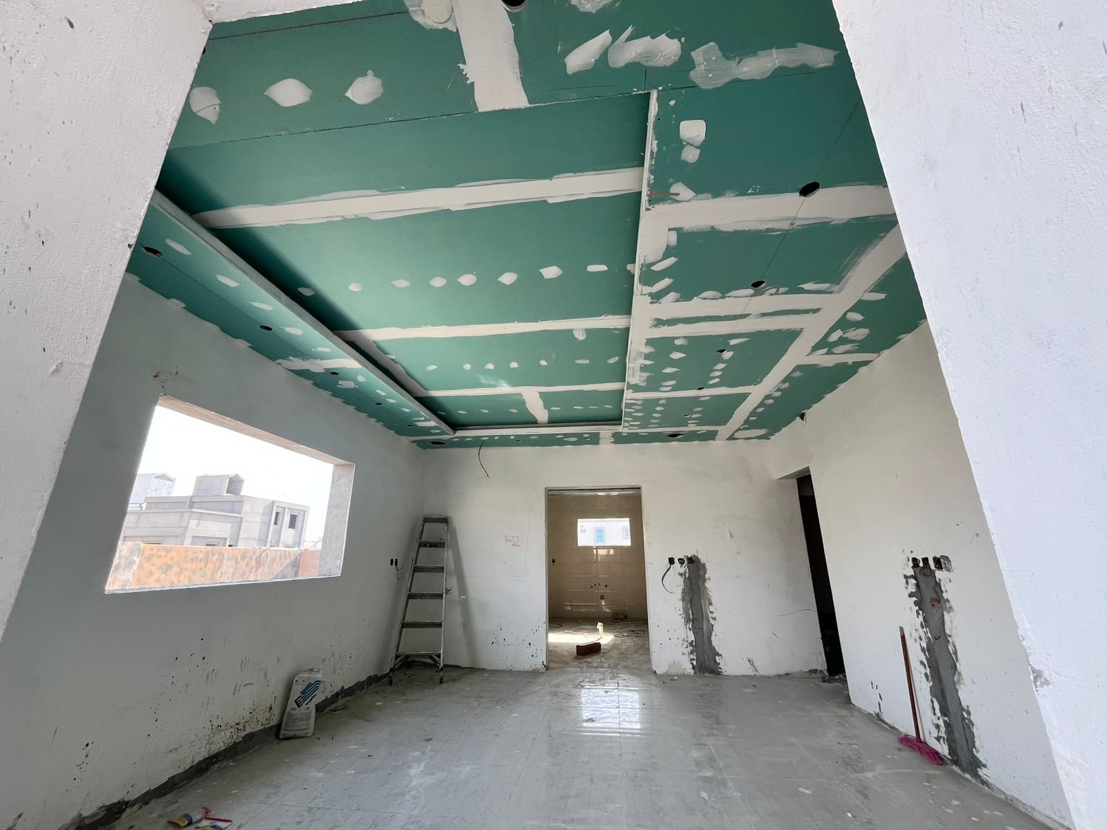 تركيب ديكورات جبس بورد لأسقف صالة مودرن في الخبر. تركيب ديكورات جبس بورد لأسقف صالة مودرن في الخبر.