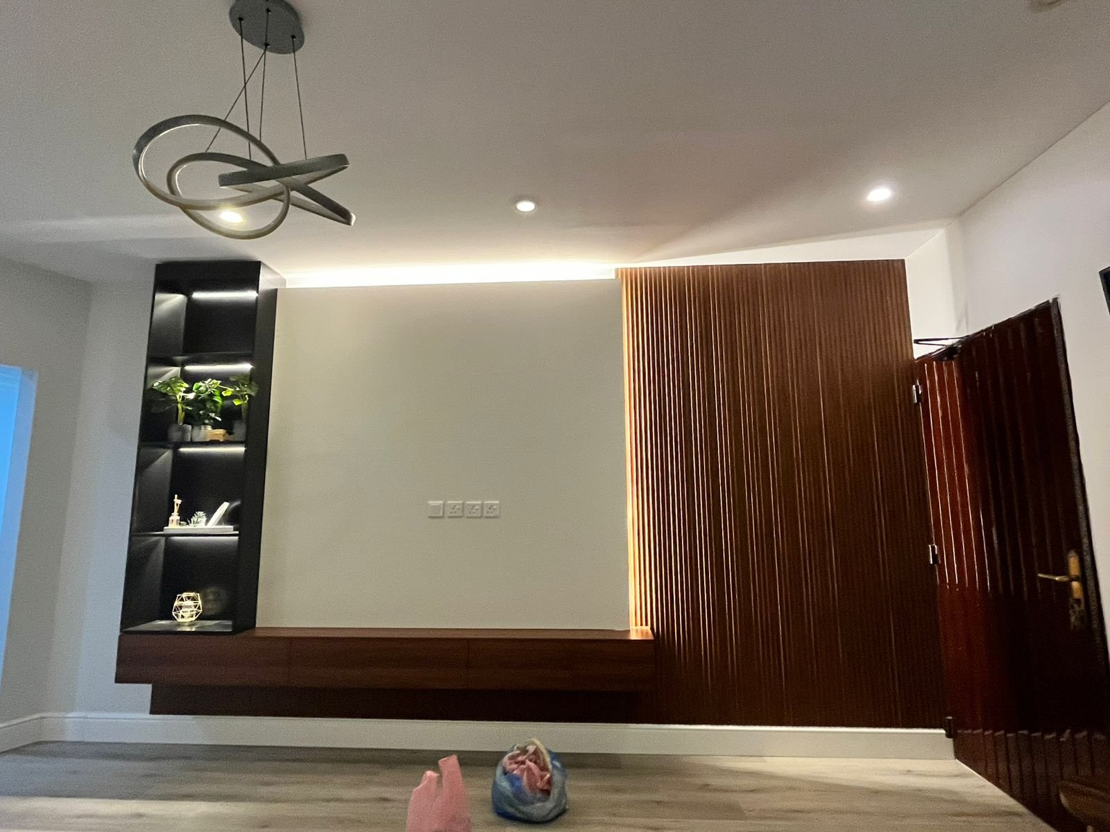 تصميم وحدة تلفزيون مع تفصيل خزانة جانبية.